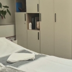 חדר הטיפולים בקליניקה בנס ציונה — מיטת טיפולים מוצעת בסדין, וסדין מקופל עליה